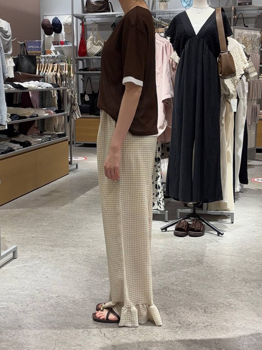ブラウン系のサンダル、ブラウン系のTシャツ/カットソー、ホワイト系のその他パンツを着用したレディースの夏コーディネートの2枚目の写真