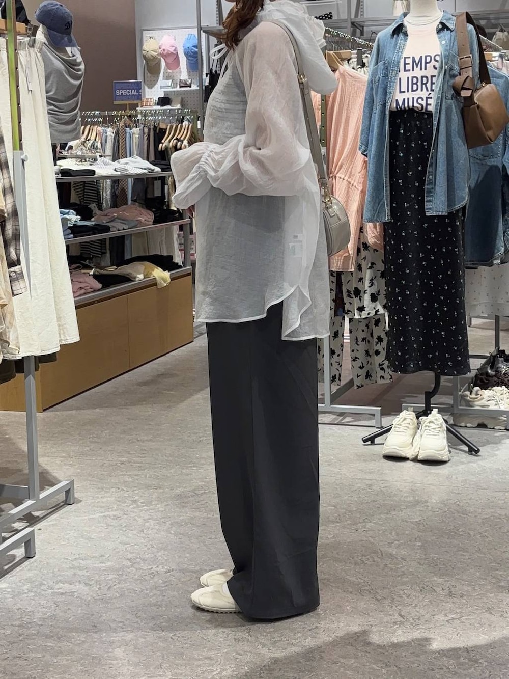 グレー系のその他パンツ、ホワイト系のシャツ/ブラウス、ホワイト系のスニーカーを着用したレディースの春コーディネートの2枚目の写真