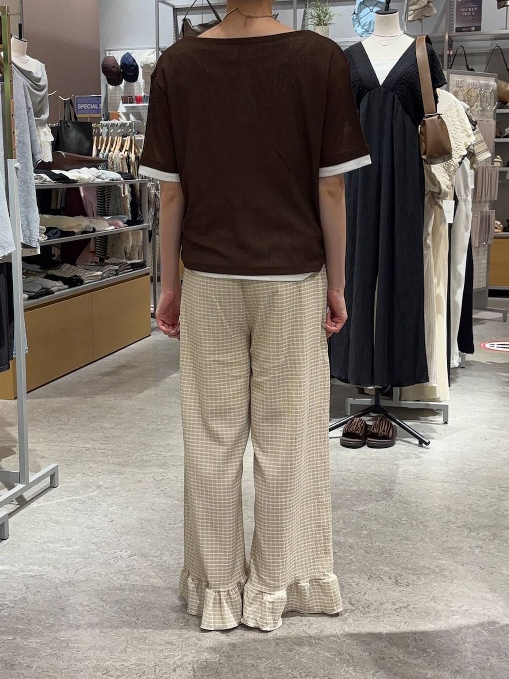 ブラウン系のサンダル、ブラウン系のTシャツ/カットソー、ホワイト系のその他パンツを着用したレディースの夏コーディネートの3枚目の写真