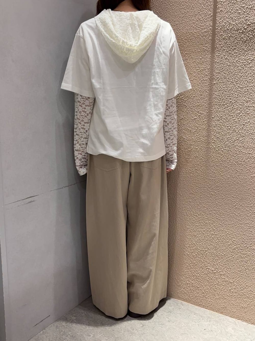 ベージュ系のデニムパンツ、ブラウン系のサンダルを着用したレディースの夏コーディネートの3枚目の写真