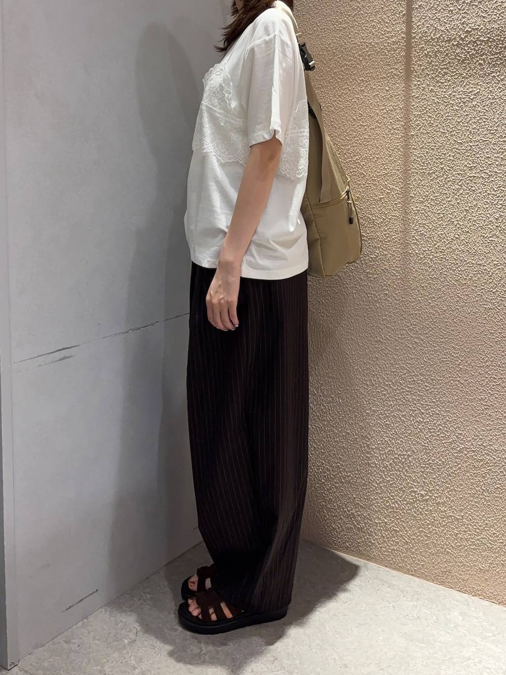 ベージュ系のショルダーバッグ、ホワイト系のTシャツ/カットソー、ブラウン系のその他パンツを着用したレディースの夏コーディネートの2枚目の写真