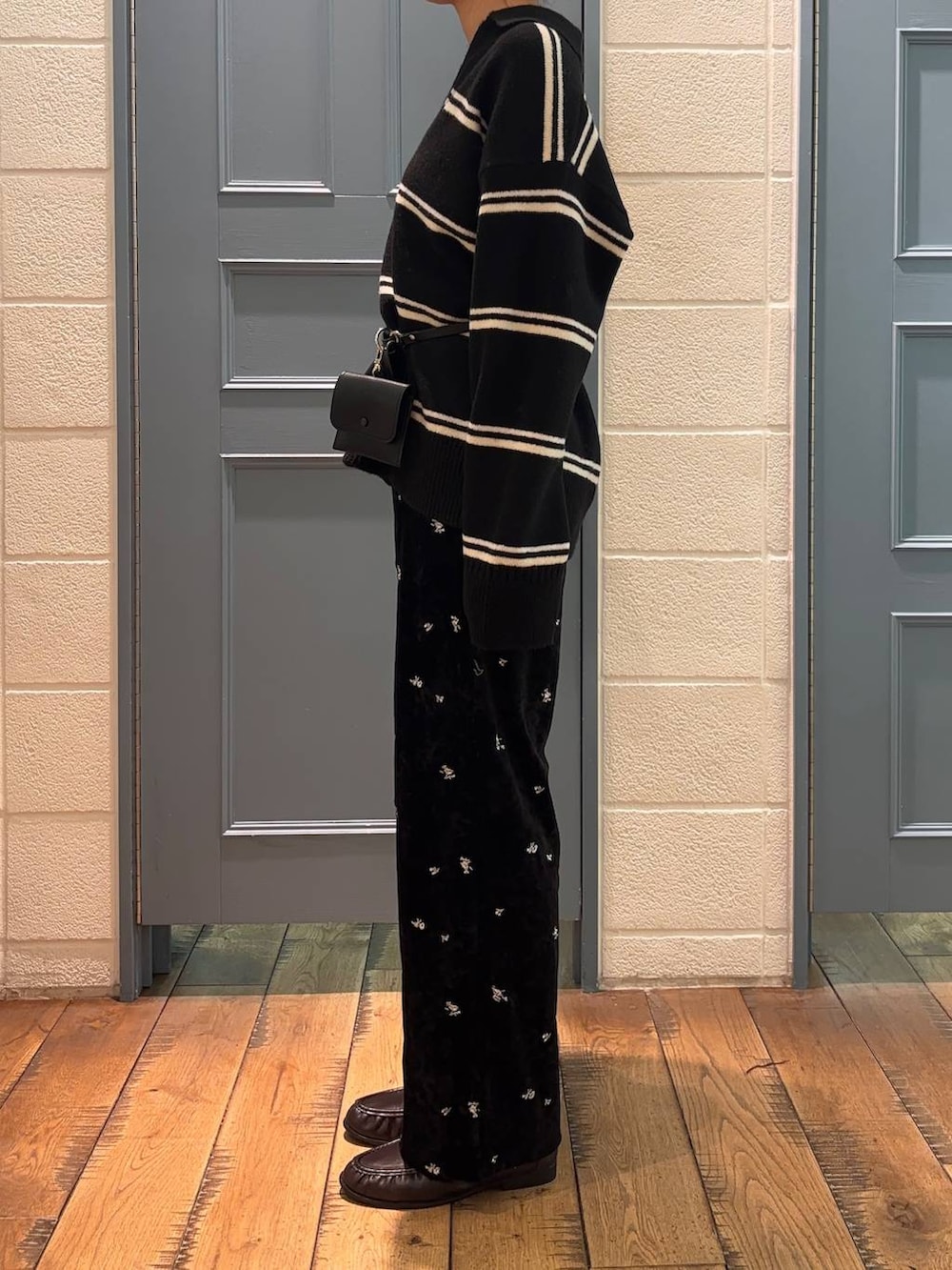 ブラック系のその他パンツ、ブラウン系のローファー、ブラック系のTシャツ/カットソーを着用したレディースの秋コーディネートの2枚目の写真
