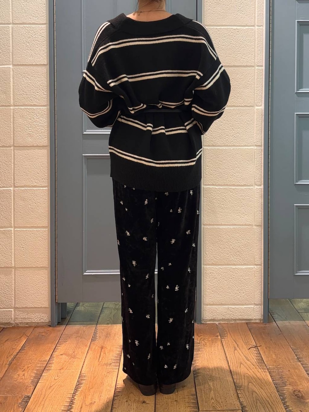 ブラック系のその他パンツ、ブラウン系のローファー、ブラック系のTシャツ/カットソーを着用したレディースの秋コーディネートの3枚目の写真
