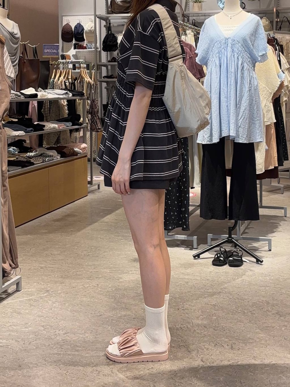 グレー系のその他パンツ、ピンク系のサンダル、グレー系のTシャツ/カットソーを着用したレディースの夏コーディネートの2枚目の写真