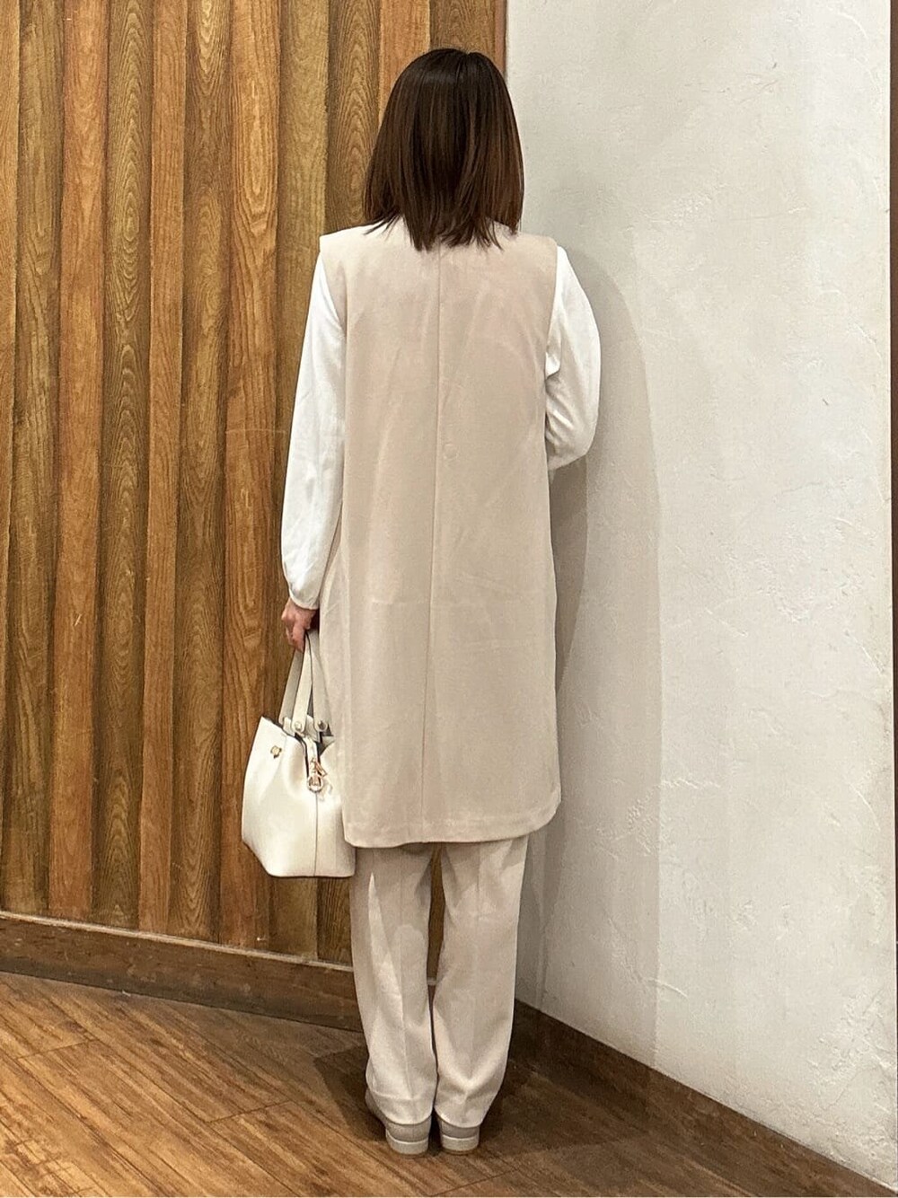 ホワイト系のシャツ/ブラウス、ベージュ系のベスト、ベージュ系のその他パンツを着用したレディースの冬コーディネートの3枚目の写真