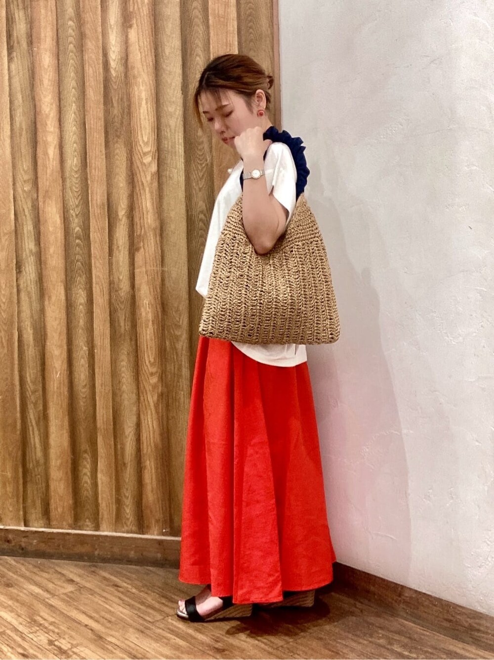 ホワイト系のTシャツ/カットソー、レッド系のスカート、ブラック系のサンダルを着用したレディースの夏コーディネートの2枚目の写真
