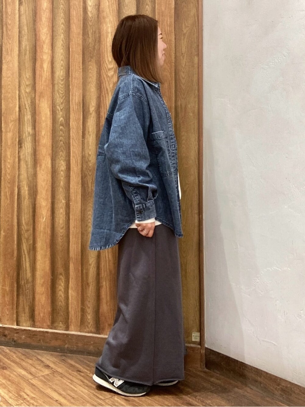 ブルー系のシャツ/ブラウス、ホワイト系のTシャツ/カットソー、グレー系のスカートを着用したレディースの春コーディネートの2枚目の写真