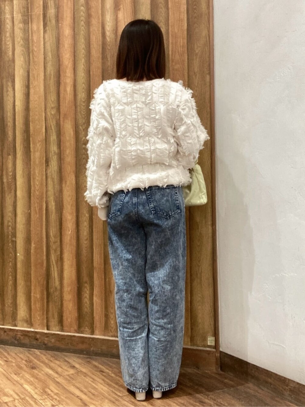 ホワイト系のニット/セーター、ブルー系のその他パンツ、イエロー系のショルダーバッグを着用したレディースの冬コーディネートの4枚目の写真