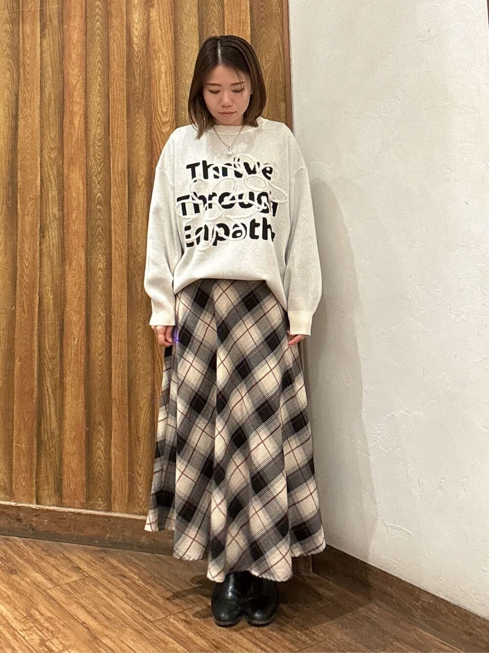 ホワイト系のニット/セーター、ベージュ系のスカート、ピンク系のショルダーバッグを着用したレディースの冬コーディネートの4枚目の写真