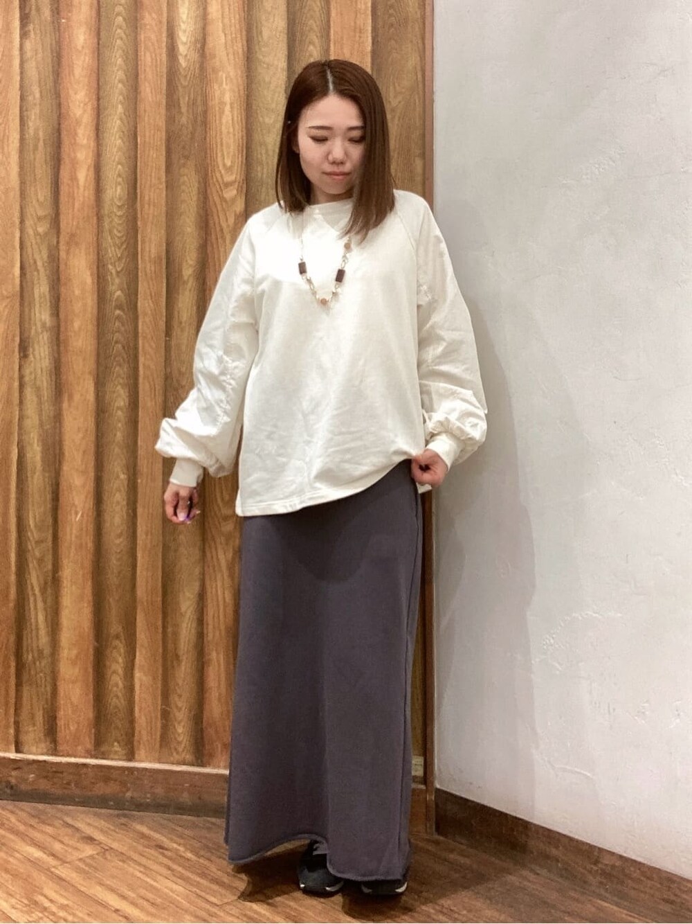 ブルー系のシャツ/ブラウス、ホワイト系のTシャツ/カットソー、グレー系のスカートを着用したレディースの春コーディネートの4枚目の写真