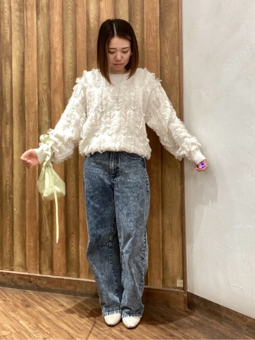 ホワイト系のニット/セーター、ブルー系のその他パンツ、イエロー系のショルダーバッグを着用したレディースの冬コーディネートの2枚目の写真