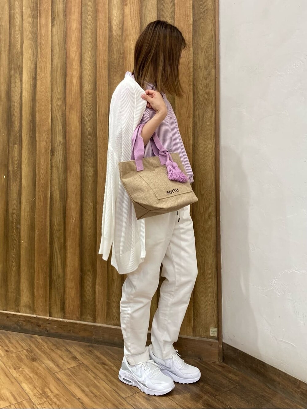ホワイト系のデニムパンツを着用したレディースの春コーディネートの2枚目の写真