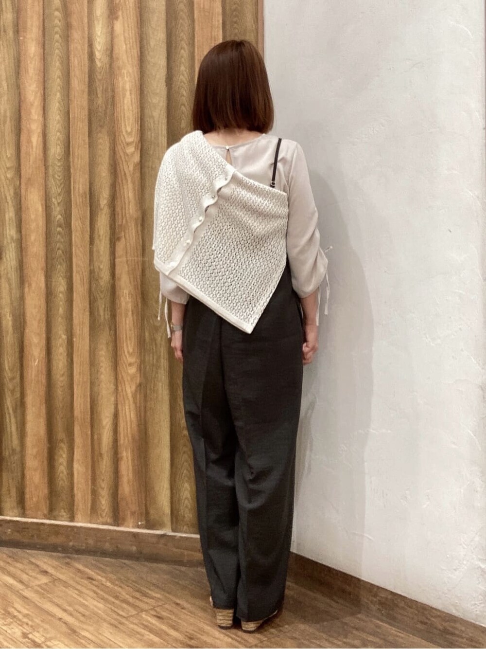 ベージュ系のシャツ/ブラウス、ホワイト系のカーディガン/ボレロ、グレー系のサロペット/オーバーオールを着用したレディースの春コーディネートの4枚目の写真