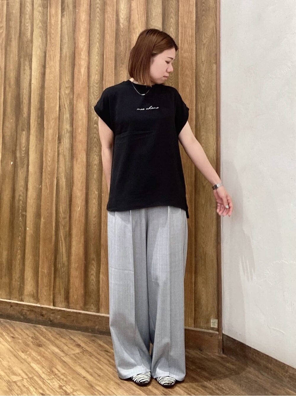 グレー系のテーラードジャケット、ブラック系のシャツ/ブラウス、グレー系のその他パンツを着用したレディースの夏コーディネートの5枚目の写真