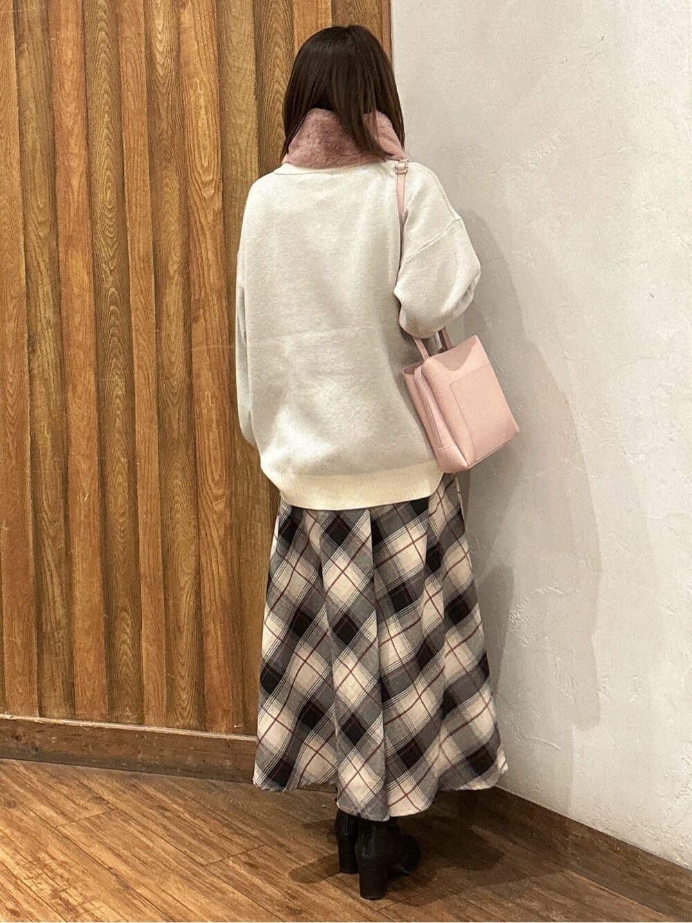 ホワイト系のニット/セーター、ベージュ系のスカート、ピンク系のショルダーバッグを着用したレディースの冬コーディネートの3枚目の写真