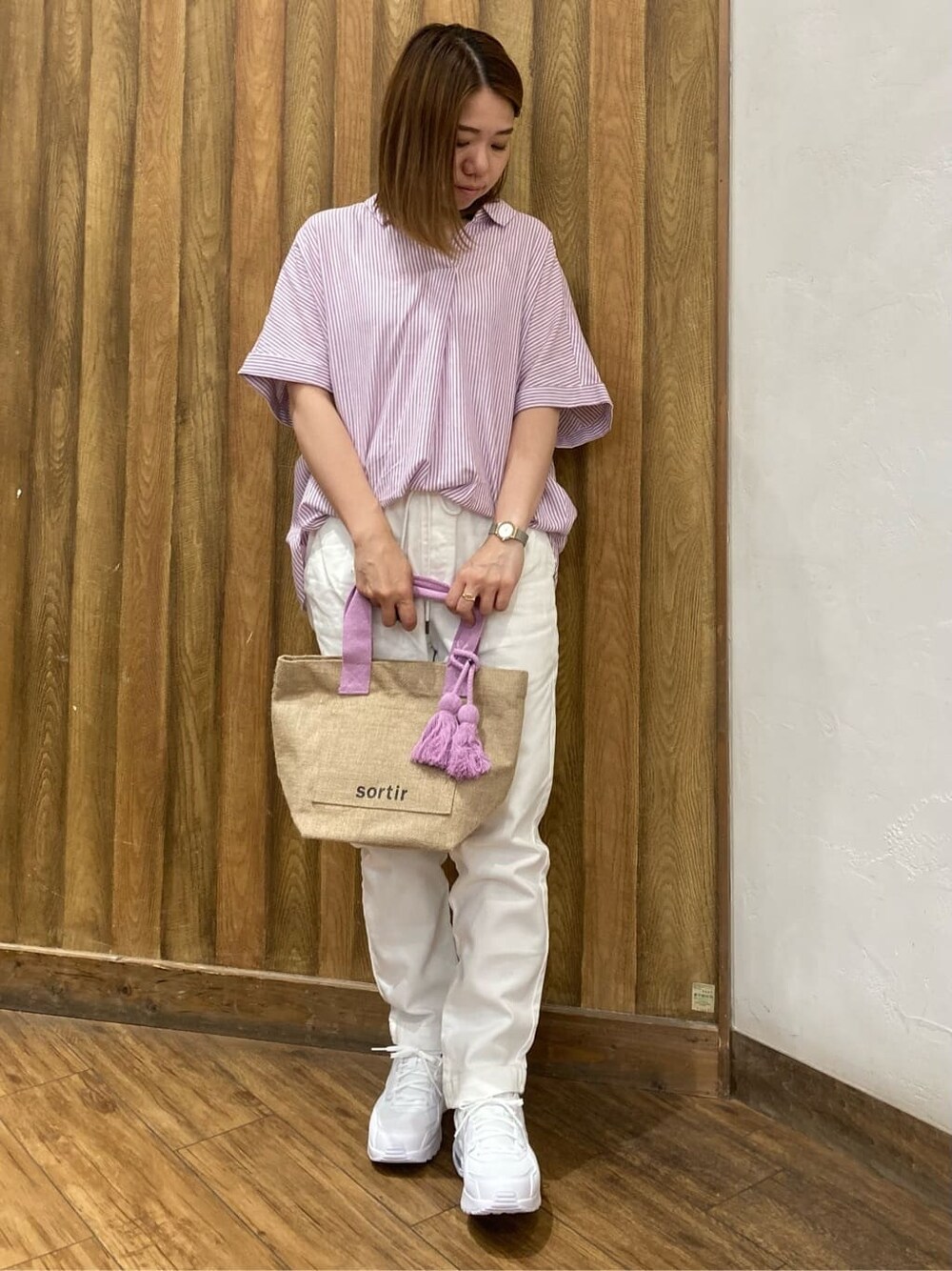ホワイト系のデニムパンツを着用したレディースの春コーディネートの5枚目の写真