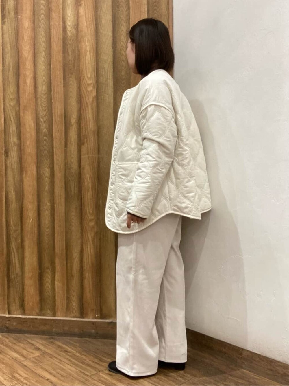 ピンク系のニット/セーターを着用したレディースの冬コーディネートの2枚目の写真