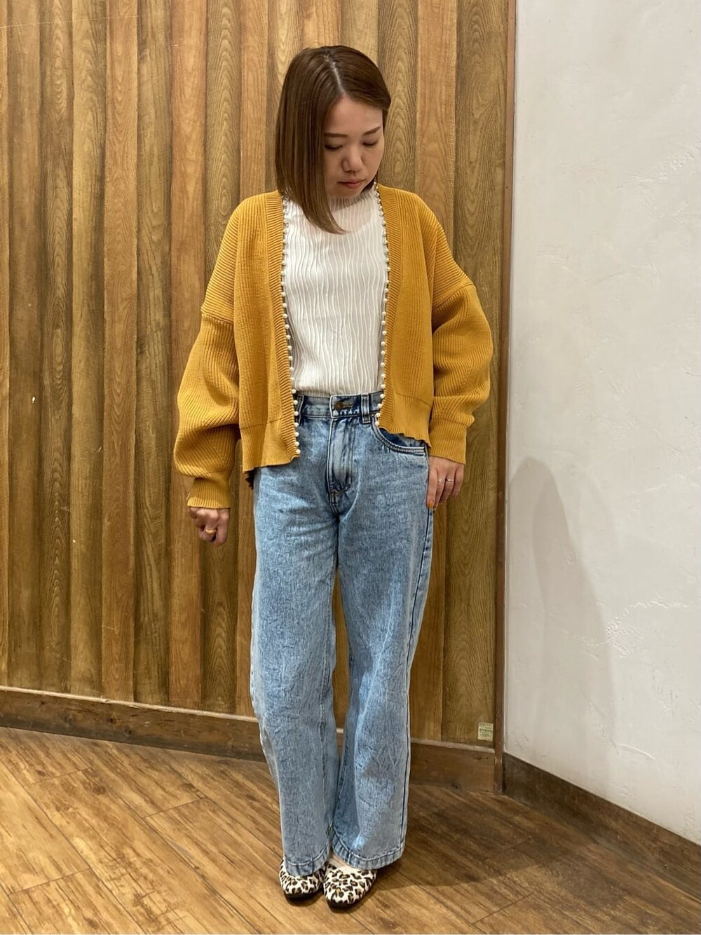 イエロー系のパンプスを着用したレディースの秋コーディネートの4枚目の写真
