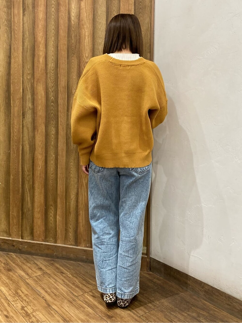 イエロー系のパンプスを着用したレディースの秋コーディネートの3枚目の写真
