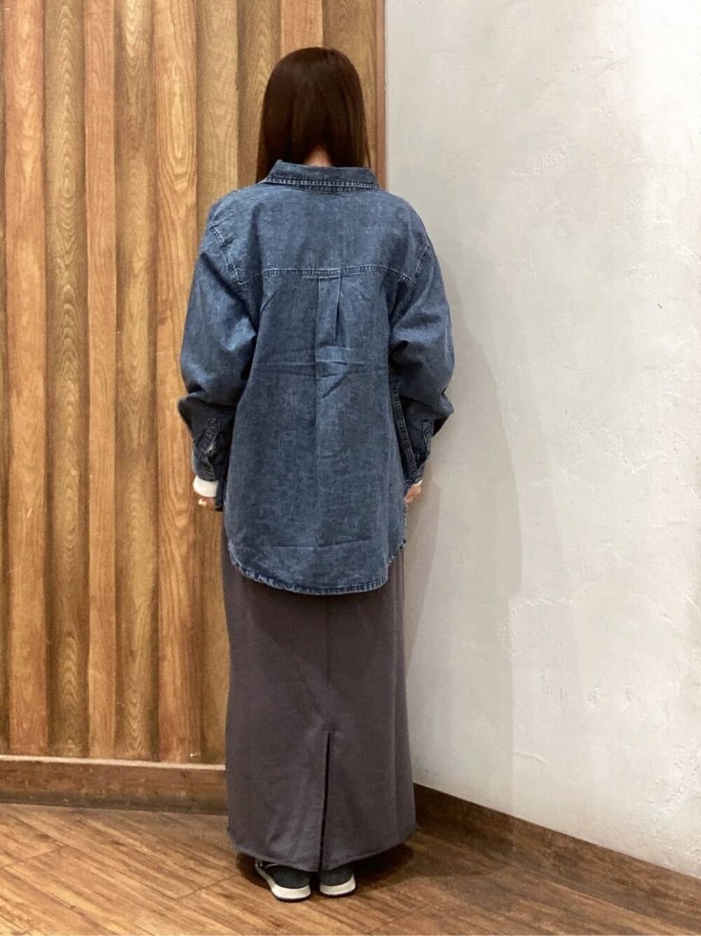 ブルー系のシャツ/ブラウス、ホワイト系のTシャツ/カットソー、グレー系のスカートを着用したレディースの春コーディネートの3枚目の写真