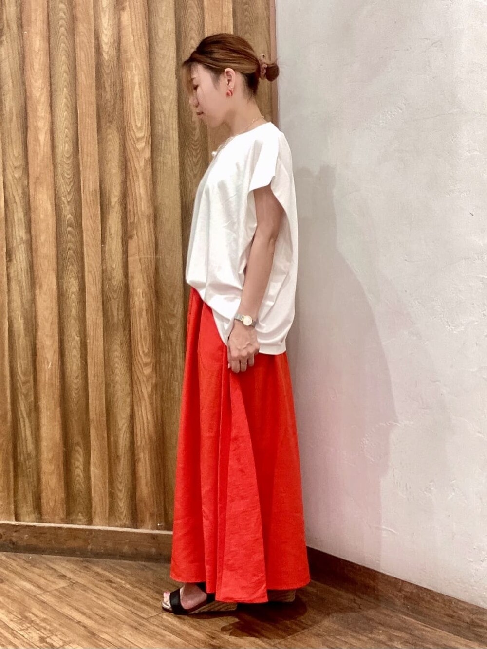 ホワイト系のTシャツ/カットソー、レッド系のスカート、ブラック系のサンダルを着用したレディースの夏コーディネートの4枚目の写真