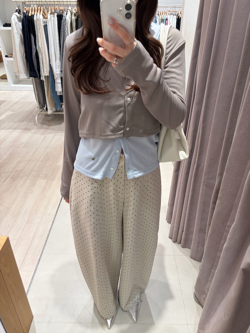 ホワイト系のその他パンツ、ホワイト系のショルダーバッグ、ブルー系のTシャツ/カットソーを着用したレディースの春コーディネートの2枚目の写真