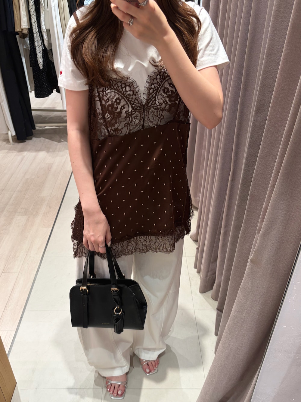 ブラウン系のキャミソール、ホワイト系のTシャツ/カットソー、ホワイト系のデニムパンツを着用したレディースの夏コーディネートの3枚目の写真