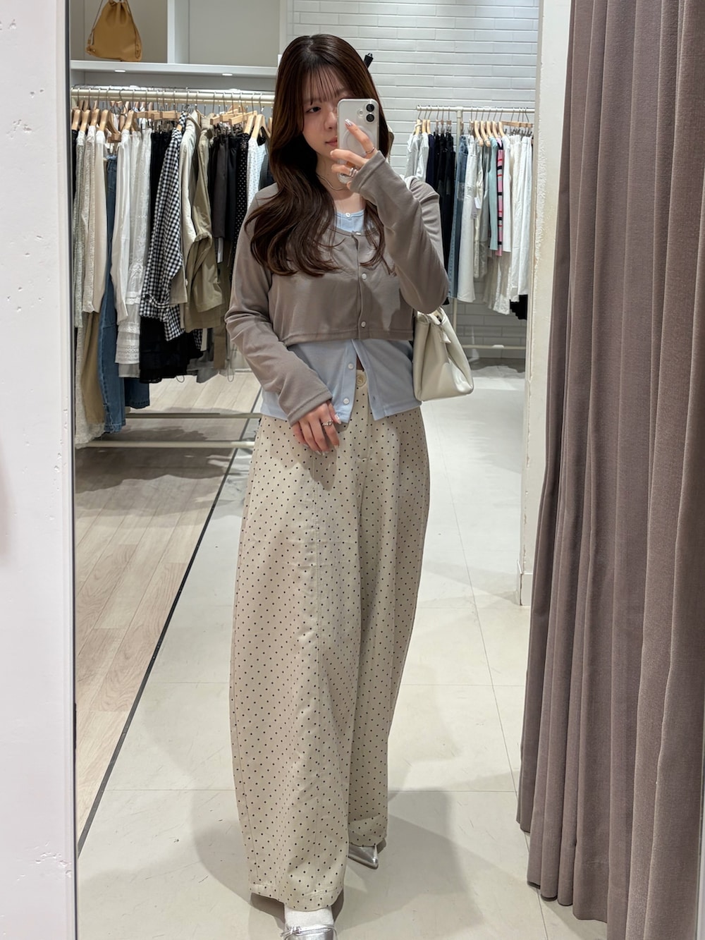 ホワイト系のその他パンツ、ホワイト系のショルダーバッグ、ブルー系のTシャツ/カットソーを着用したレディースの春コーディネートの4枚目の写真