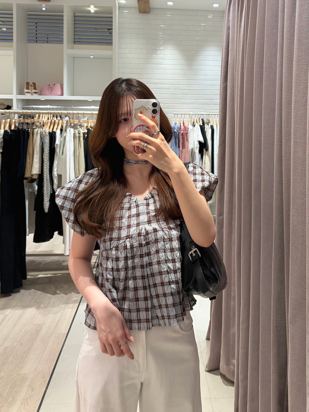 ブラウン系のシャツ/ブラウス、ホワイト系のデニムパンツ、シルバー系のサンダルを着用したレディースの夏コーディネートの2枚目の写真