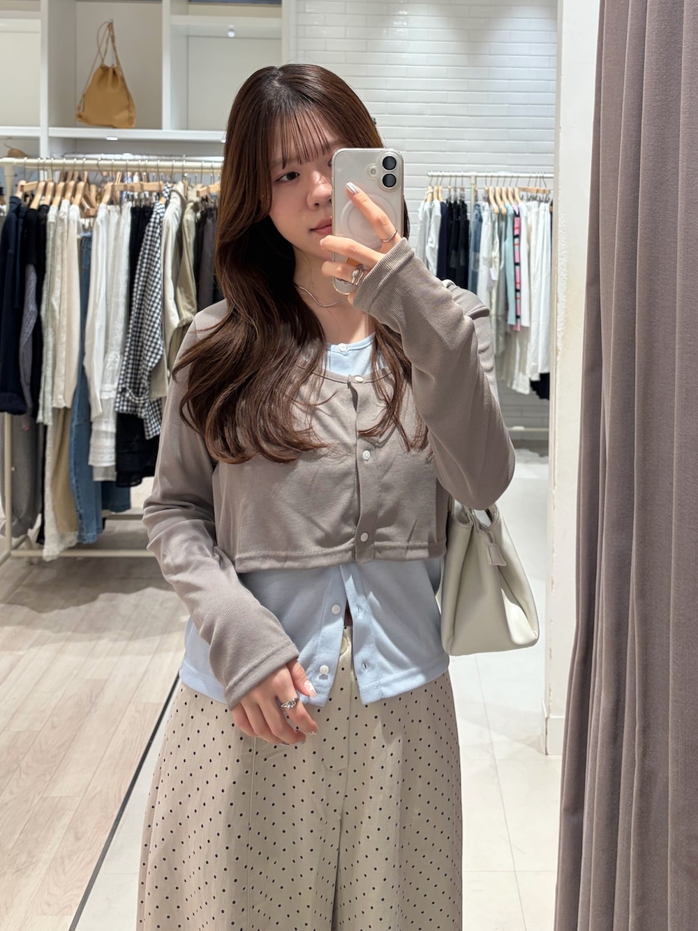 ホワイト系のその他パンツ、ホワイト系のショルダーバッグ、ブルー系のTシャツ/カットソーを着用したレディースの春コーディネートの3枚目の写真