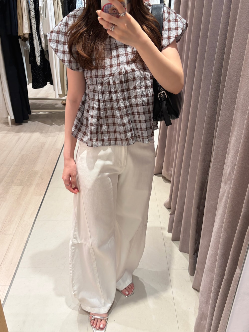ブラウン系のシャツ/ブラウス、ホワイト系のデニムパンツ、シルバー系のサンダルを着用したレディースの夏コーディネートの3枚目の写真
