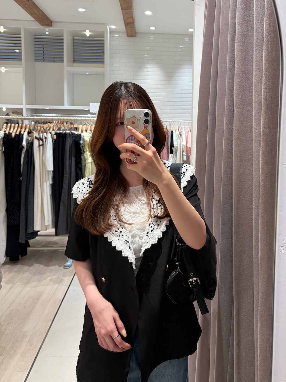 ホワイト系のTシャツ/カットソー、ブラック系のテーラードジャケット、ブルー系のデニムパンツを着用したレディースの夏コーディネートの2枚目の写真