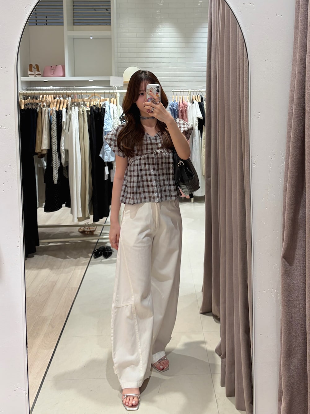 ブラウン系のシャツ/ブラウス、ホワイト系のデニムパンツ、シルバー系のサンダルを着用したレディースの夏コーディネートの4枚目の写真