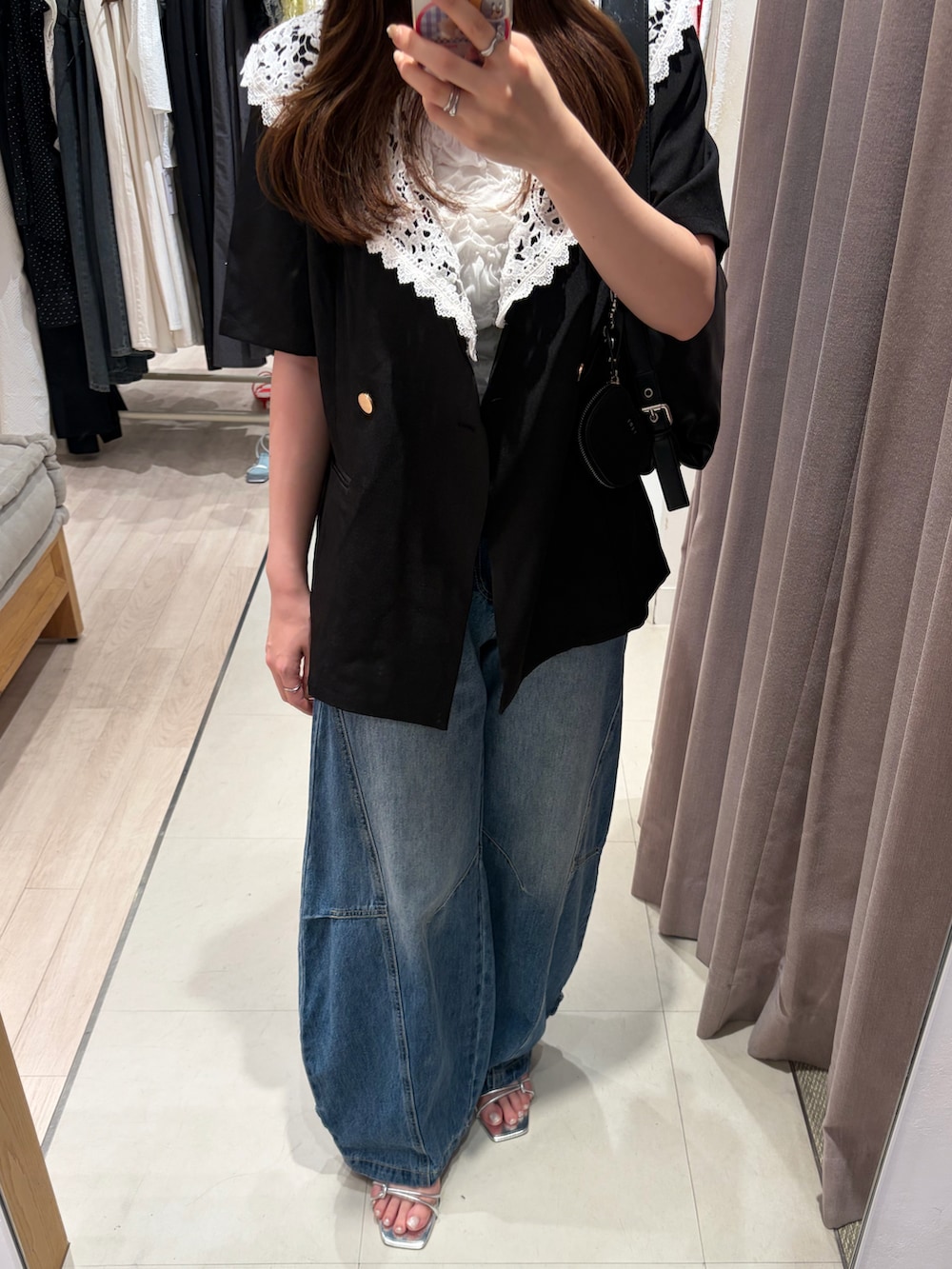 ホワイト系のTシャツ/カットソー、ブラック系のテーラードジャケット、ブルー系のデニムパンツを着用したレディースの夏コーディネートの3枚目の写真