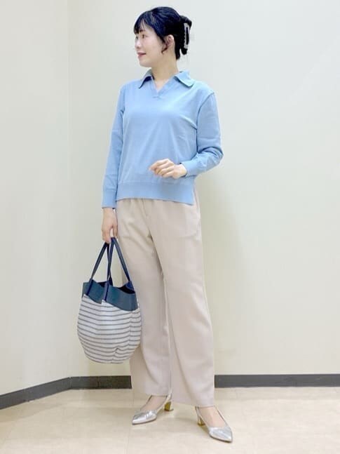 ブルー系のニット/セーター、ベージュ系のその他パンツ、ブルー系のブルゾンを着用したレディースの春コーディネートの7枚目の写真