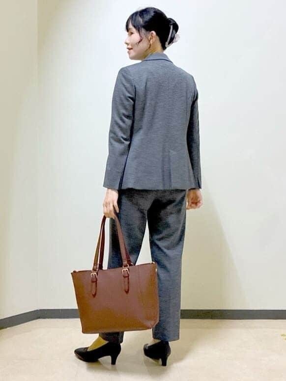 グレー系のテーラードジャケット、ブラック系のTシャツ/カットソー、グレー系のその他パンツを着用したレディースの秋コーディネートの9枚目の写真