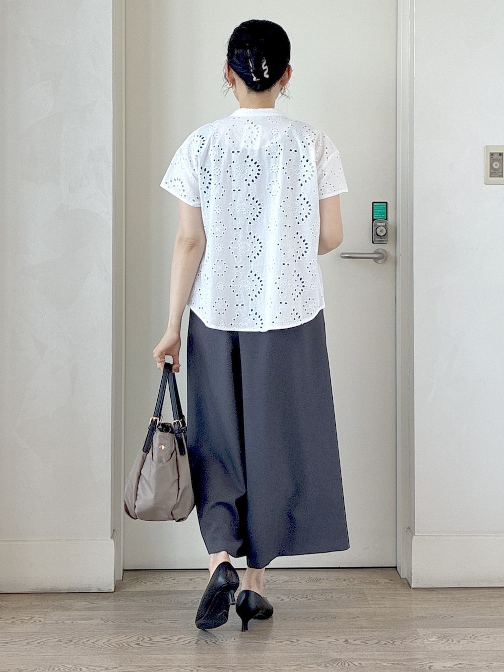 ホワイト系のシャツ/ブラウス、ブラック系のタンクトップ、グレー系のその他パンツを着用したレディースの秋コーディネートの3枚目の写真