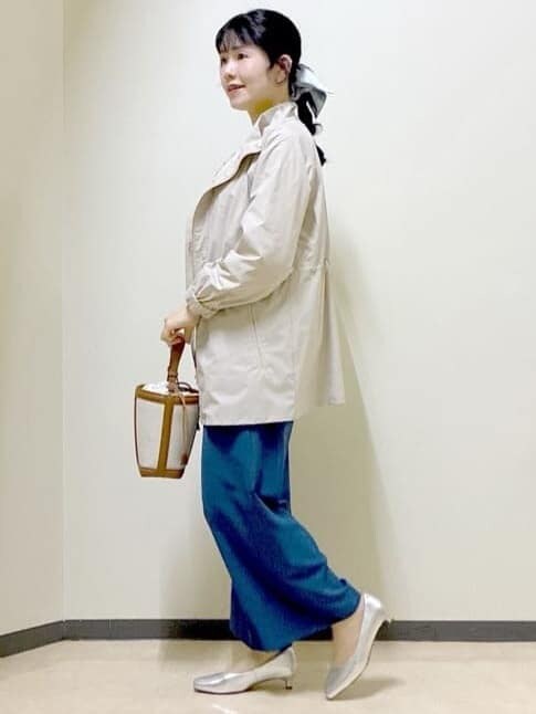 イエロー系のシャツ/ブラウス、シルバー系のパンプス、ブルー系のその他パンツを着用したレディースの冬コーディネートの10枚目の写真