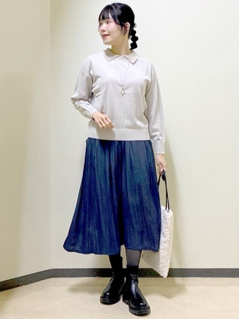 ブラック系のブルゾン、グレー系のニット/セーター、ブルー系のその他パンツを着用したレディースの冬コーディネートの9枚目の写真