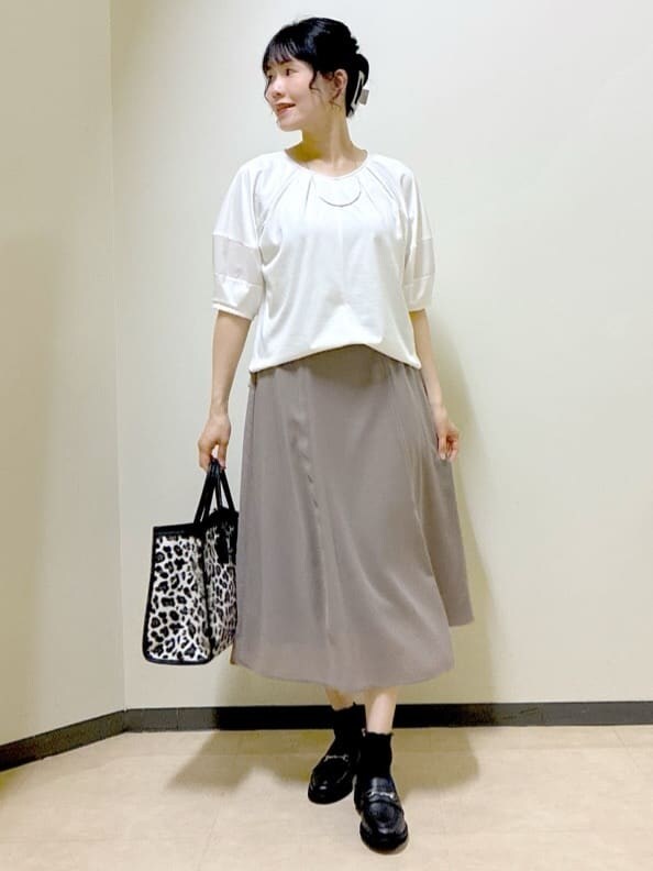 ホワイト系のTシャツ/カットソー、ブラウン系のスカート、ブラック系のスカートを着用したレディースの夏コーディネートの5枚目の写真