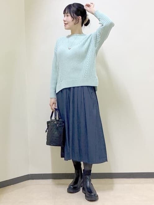 グリーン系のニット/セーター、ブルー系のその他パンツ、ベージュ系のノーカラーコートを着用したレディースの冬コーディネートの5枚目の写真