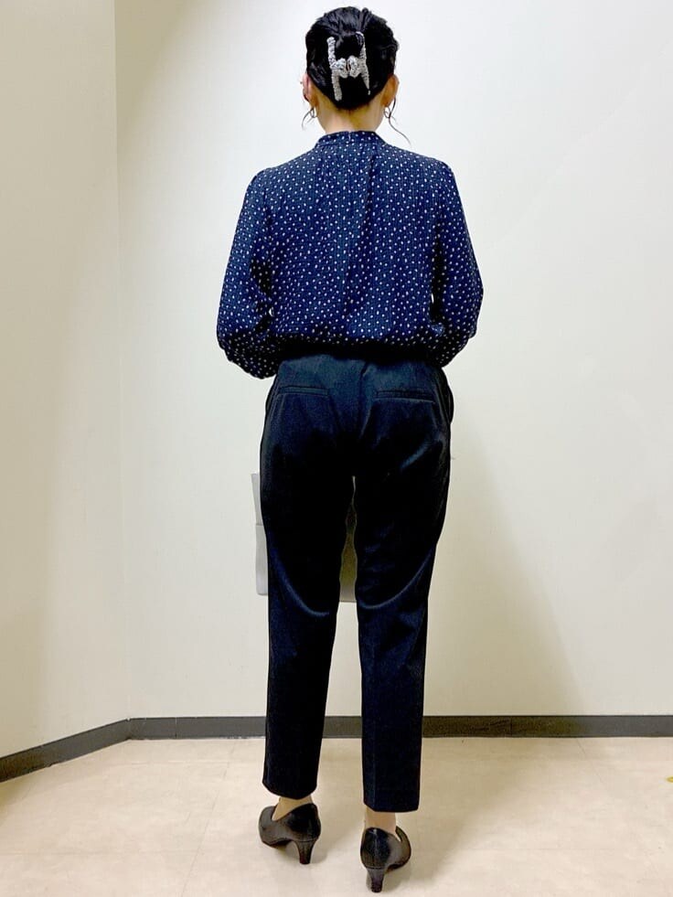 ブルー系のシャツ/ブラウス、グレー系のテーラードジャケット、ブラック系のその他パンツを着用したレディースの春コーディネートの3枚目の写真