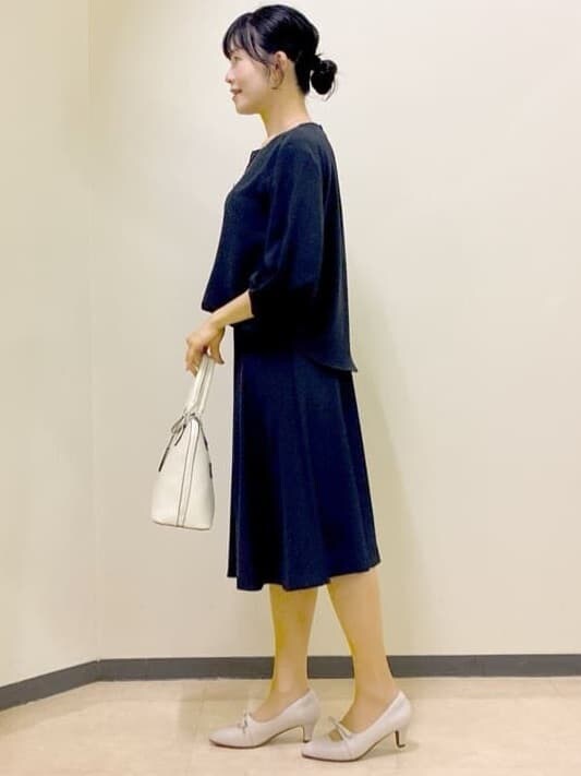 ブルー系のシャツ/ブラウス、ブルー系のスカート、ホワイト系のシャツ/ブラウスを着用したレディースの春コーディネートの2枚目の写真