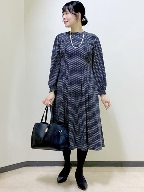 ブラック系のカーディガン/ボレロ、グレー系のワンピース、ブラック系のボストンバッグを着用したレディースの冬コーディネートの9枚目の写真