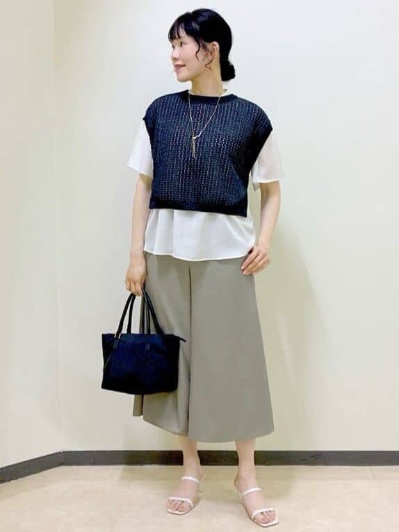 ベージュ系のシャツ/ブラウス、ブラック系のニット/セーター、ブルー系のスカートを着用したレディースの夏コーディネートの9枚目の写真