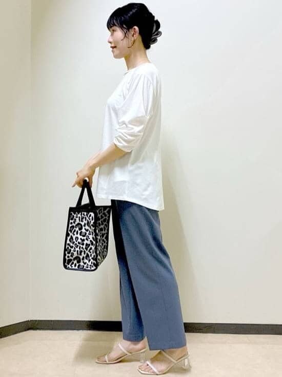 ホワイト系のTシャツ/カットソー、ブルー系のその他パンツ、ブルー系のTシャツ/カットソーを着用したレディースの夏コーディネートの2枚目の写真