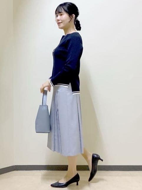 ブルー系のニット/セーター、グレー系のその他パンツ、ブルー系のショルダーバッグを着用したレディースの春コーディネートの2枚目の写真