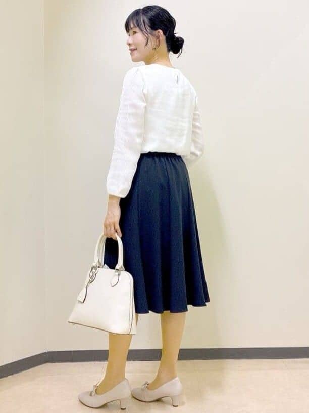 ホワイト系のシャツ/ブラウス、ブルー系のシャツ/ブラウス、ブルー系のスカートを着用したレディースの春コーディネートの9枚目の写真