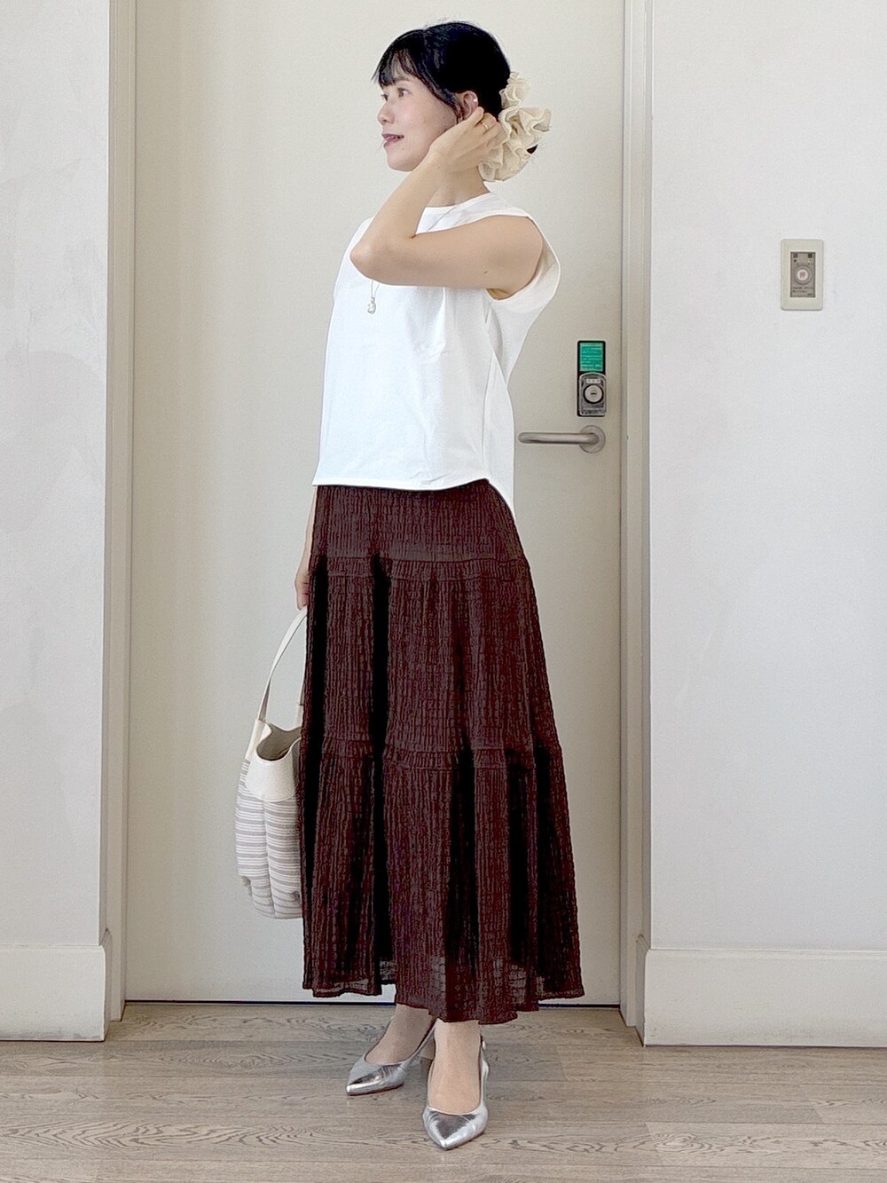 オレンジ系のカーディガン/ボレロ、ホワイト系のTシャツ/カットソー、ブラウン系のスカートを着用したレディースの夏コーディネートの8枚目の写真