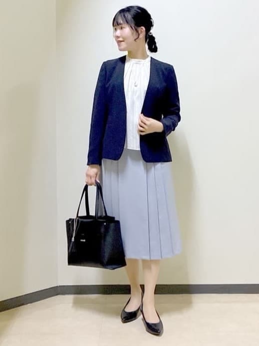 ブルー系のノーカラージャケット、ホワイト系のシャツ/ブラウス、ブラック系のトートバッグを着用したレディースの春コーディネートの8枚目の写真